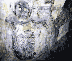 La tête au fond de la crypte